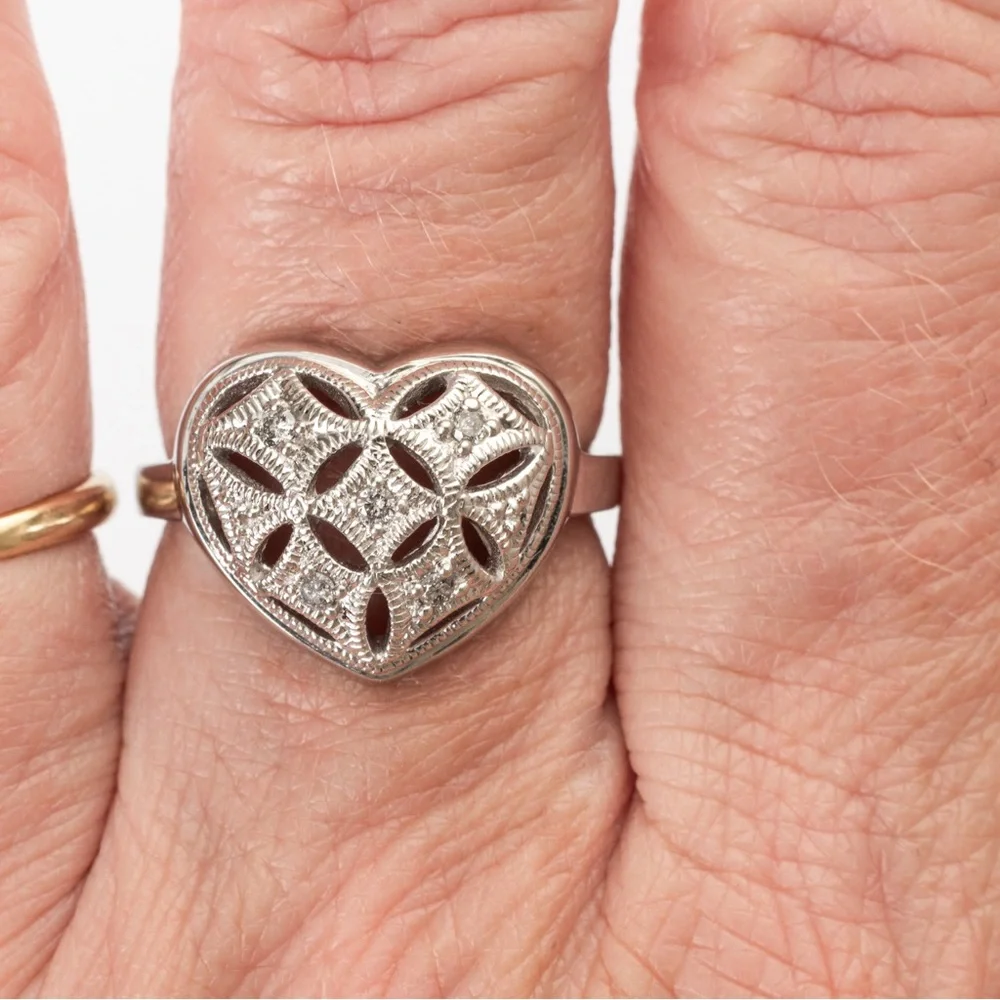 Heart shaped concave ring filigree, etching & small diamonds & sterling silver 8 - Picture 10 of 16